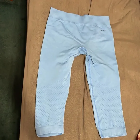 Nike Pro workout capri length - Picture 2 of 2